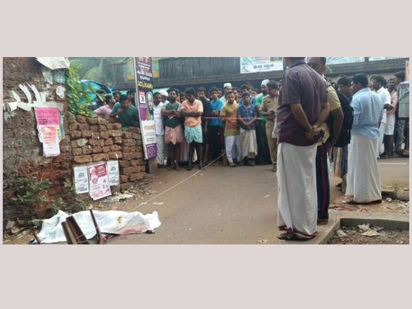 റോഡില് കാത്തുനിന്നു