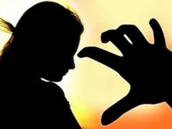 സ്ത്രീകൾ പുരുഷൻമാർക്ക് വഴങ്ങേണ്ടവർ