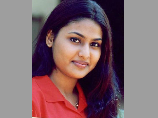 അമ്മാവന് തോക്ക് ചൂണ്ടി