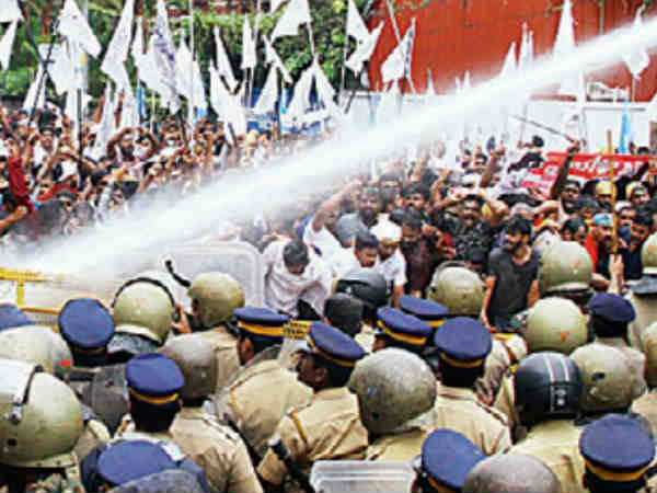 പോലീസിനും പ്രവര്ത്തകര്ക്കും പരിക്ക്