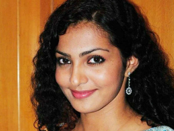 കാറിന്റെ മിറര് ഇളകി