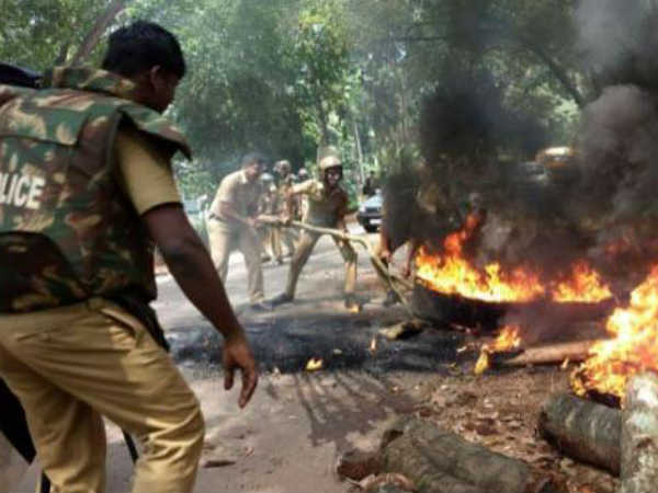 തെരുവില് ഏറ്റുമുട്ടി