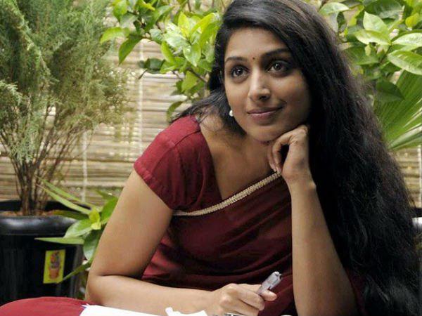 നിതംബത്തിൽ ഉരസി പോകും