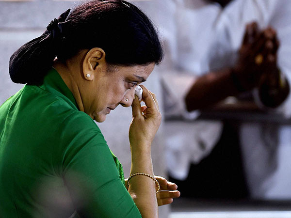 ചിന്നമ്മയ്ക്കും കൂട്ടർക്കും തിരിച്ചടി