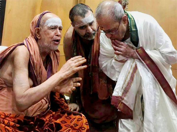 സമൂഹത്തിന്റെ കല്പനകൾ അനുസരിക്കുന്നു