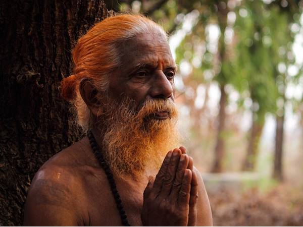 പണ്ഡിതനും വിശുദ്ധര്ക്കും മുമ്പില് വേണ്ട
