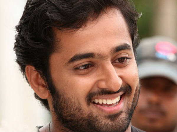 ചിരിച്ചുകൊണ്ട്