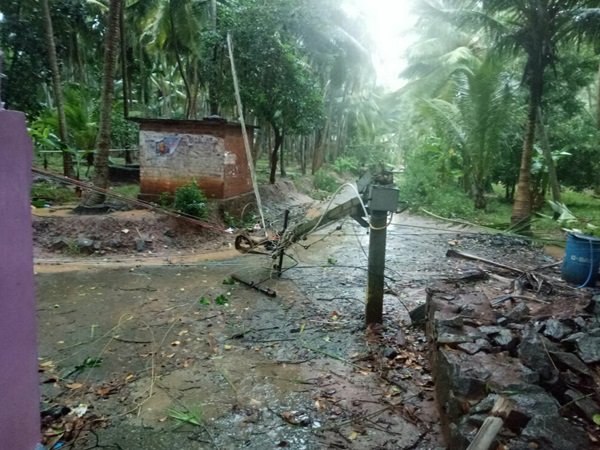കോൺഗ്രസ് രാഷ്ട്രീയം കളിക്കുന്നു