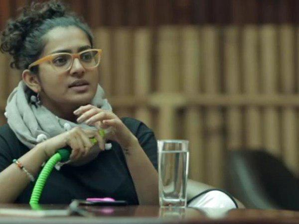 ഫാൻസിനെതിരെ ശശി തരൂർ