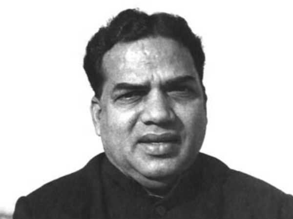എകെജി വിഗ്രഹമായിരിക്കാം