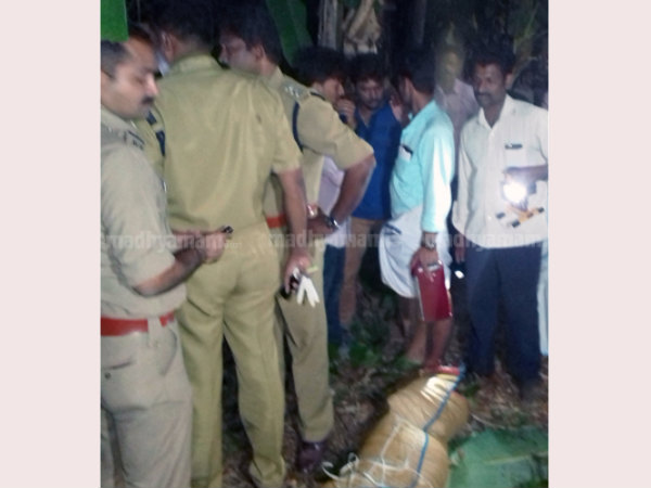 അച്ഛനേയും മകളേയും ചോദ്യം ചെയ്തു