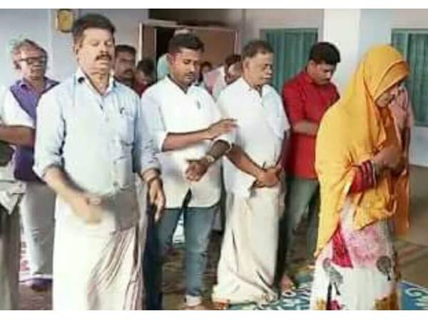 സോഷ്യല് മീഡിയ തുറക്കാന് വയ്യ