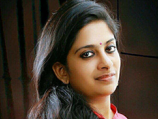 അവൾ പാടിക്കൊണ്ടേയിരുന്നു