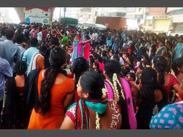 സ്ത്രീകളുടെ പോരാട്ട വീര്യം തുടങ്ങുന്നു