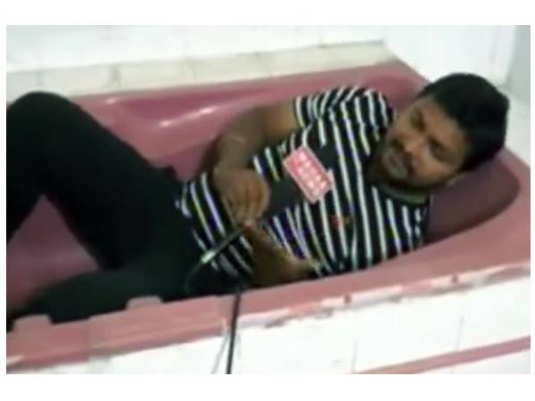 ബാത്ത് ടബും മദ്യം നിറച്ചുവെച്ച ഗ്ലാസും