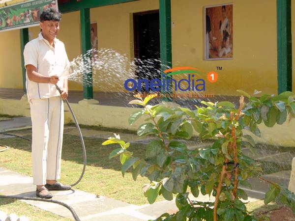 നിലം തുടച്ചു, ചെടി നനച്ചു