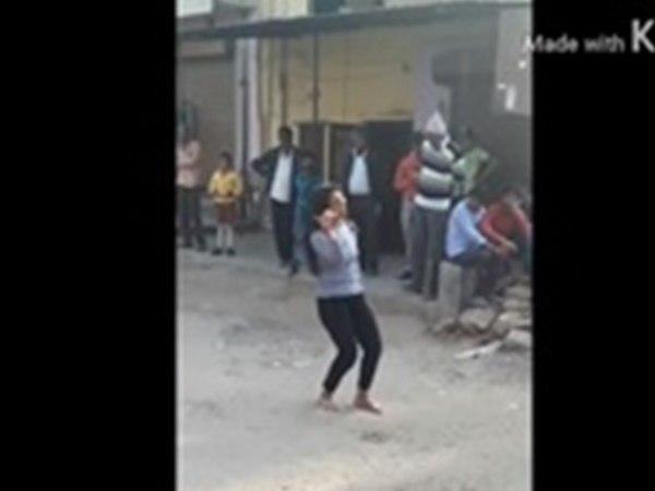 നാട്ടുകാർ നോക്കിനിൽക്കെ...