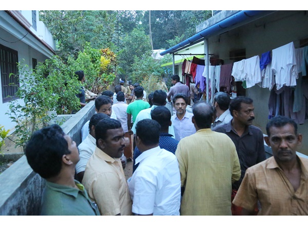 വെട്ടി മരണം ഉറപ്പാക്കി