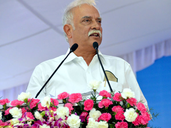 മന്ത്രിമാര് പുറത്തേയ്ക്ക്