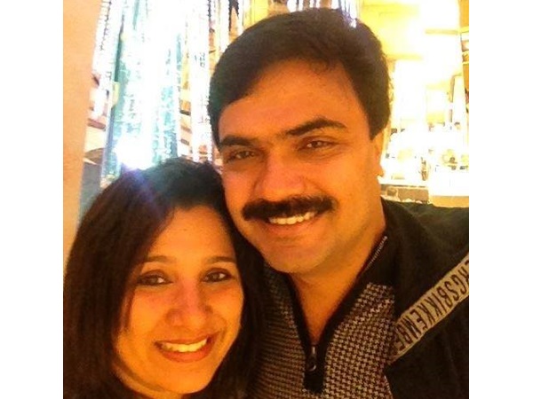 അമ്മയുടെ പ്രായമുള്ള സ്ത്രീ