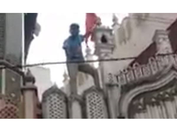 പള്ളിയും ഖുറാനും കത്തിച്ചു