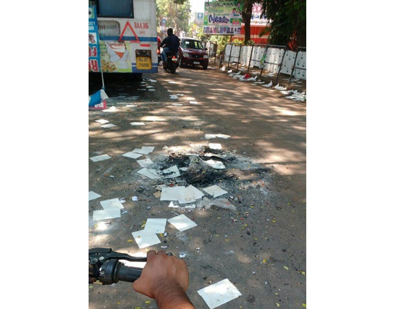 പടക്കമേറ്...