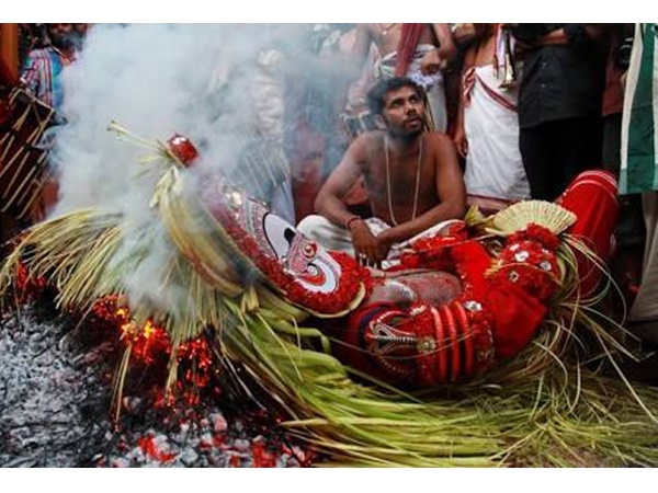 പെരിയവനും എളിയവനും ഇല്ലാത്ത ദൈവങ്ങൾ