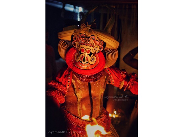 ചോദിക്കുകയും പറയുകയും ചെയ്യുന്ന തെയ്യം