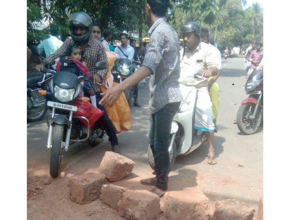 കുത്തേറ്റതായും റിപ്പോർട്ട്...