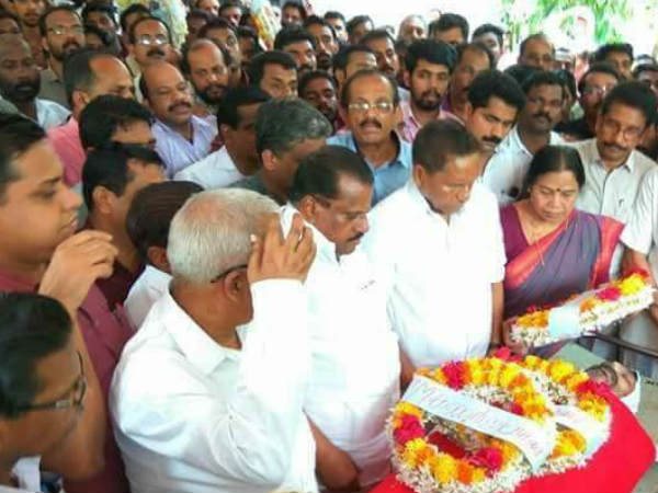 തടഞ്ഞപ്പോൾ കൈക്ക് വെട്ട്