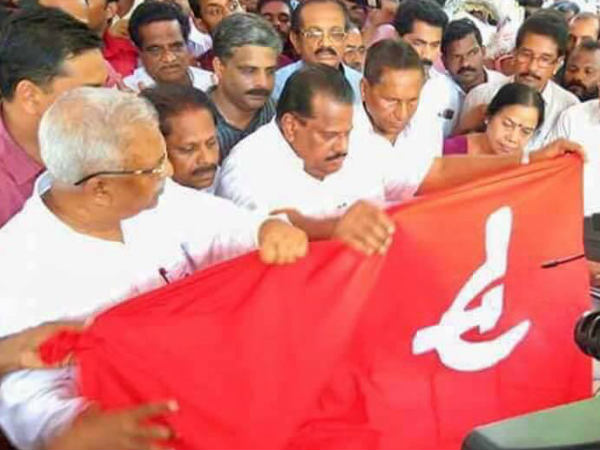 ബൈക്ക് തടഞ്ഞ് കൊലയാളികൾ