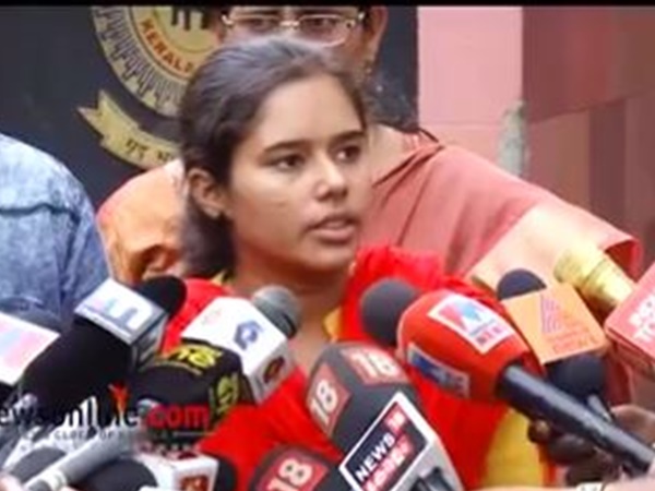 ബാല്യകാല സുഹൃത്തുമായി പ്രണയത്തിൽ