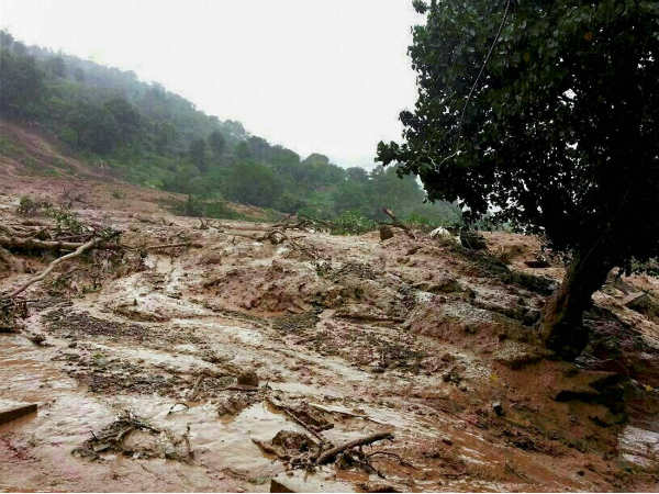 റോഡുകൾ തകർന്നു...