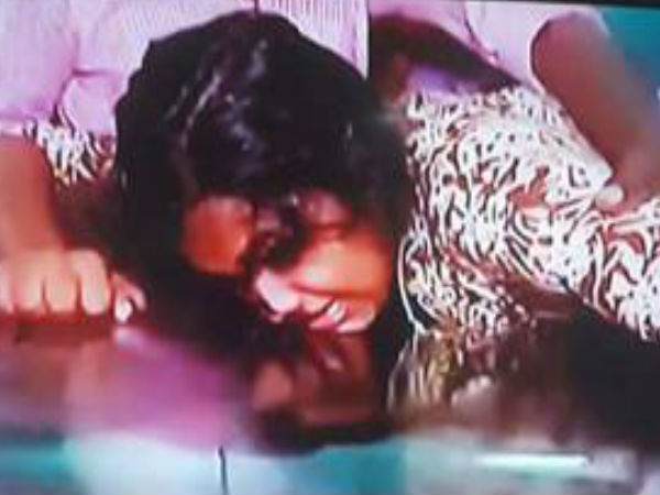 ടോർച്ച് കൊണ്ട് അടിച്ചു