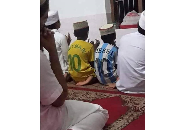 ഒന്നാം നിരയിലെ മെസ്സിയും നെയ്മറും