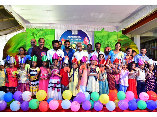 ഘോഷയാത്രയില് നാടാകെ