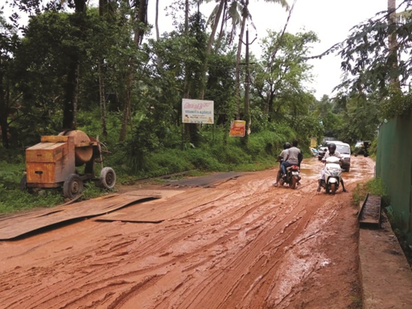 ദുരിതം വിതച്ച് ആറ്റപ്പിള്ളി പാലം റോഡ്