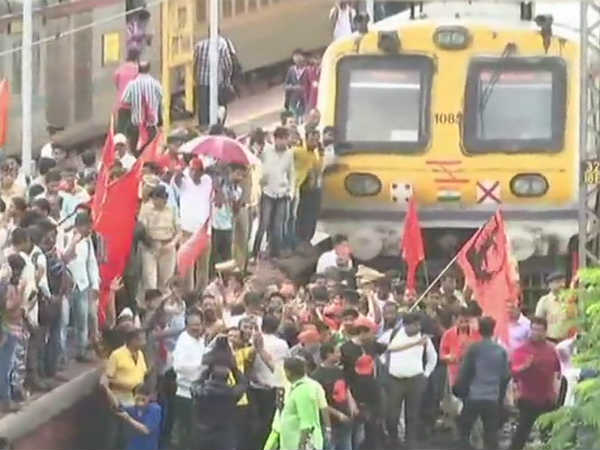 ട്രെയിനുകള് തടഞ്ഞു