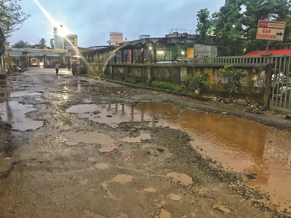റോഡുകള് കുളമായി