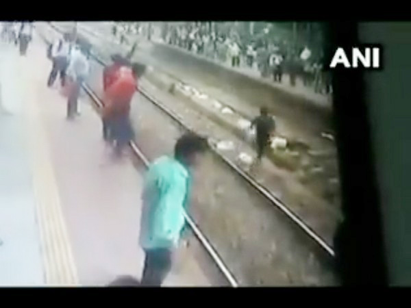 ട്രെയിന്വരുന്നതിന് തൊട്ടുമുമ്പ്