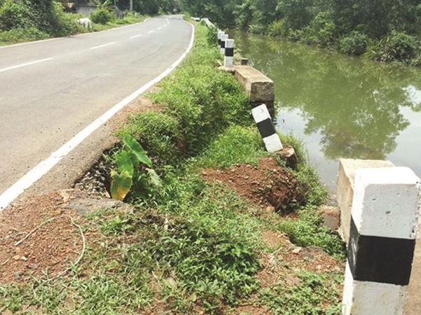 കൊടുങ്ങല്ലൂര്-നെടുമ്പാശ്ശേരി എയര്പോര്ട്ട് റോഡ് ഭിത്തി തകര്ന്നു