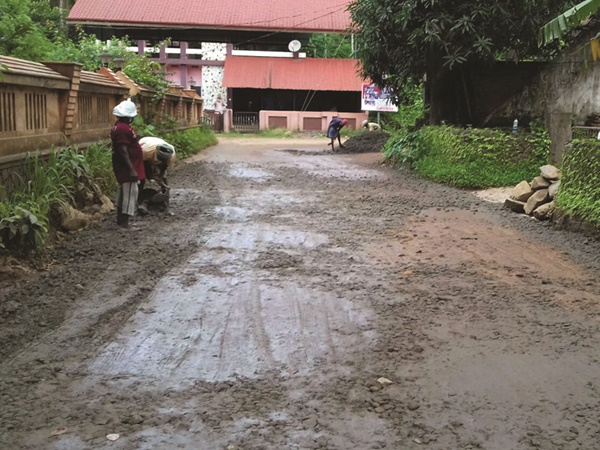 റോഡിൽ വലിയ ഗർത്തങ്ങൾ