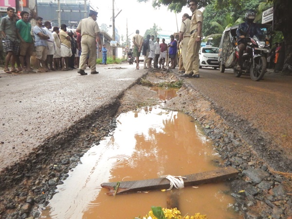 മഴ കനത്താല് റോഡ് തോടാകും