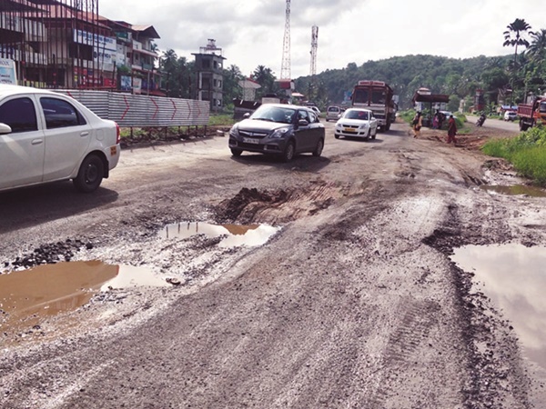 മന്ത്രിയെ പേടിയുണ്ട്, കണ്ണില് പൊടിയിടാനും അറിയാം