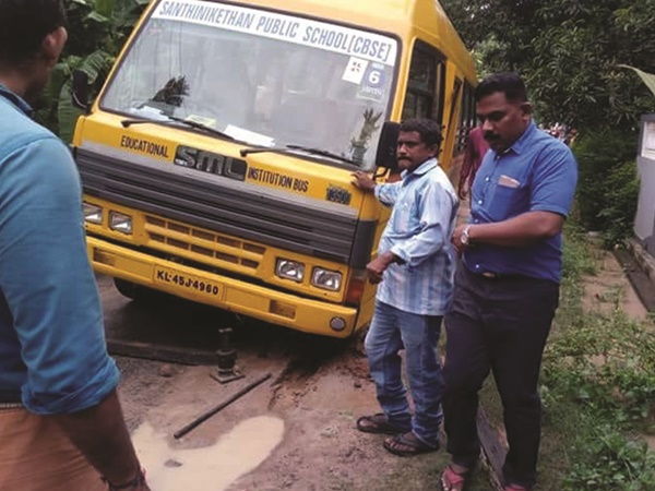 അപകടകെണിയായി ചാലക്കുടി പോട്ട ആശ്രമം ജംഗ്ഷന്