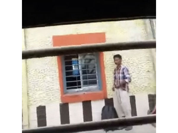 പോലീസ് സ്റ്റേഷന് മുന്നില്