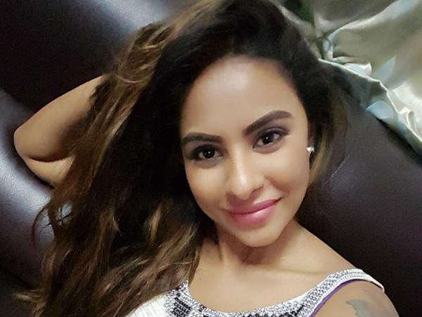 വിൽപ്പനച്ചരക്കായി കാണുന്നു