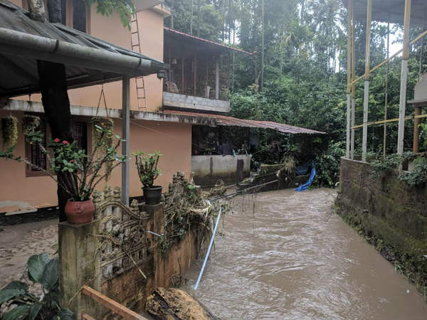 കയ്യിൽ ഉടുതുണി മാത്രം