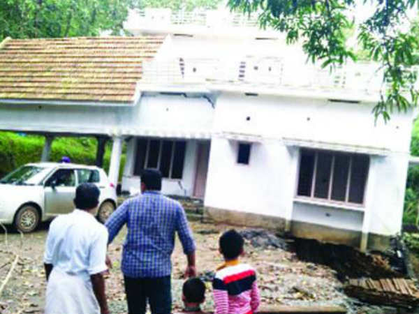 ഭൂമി വിണ്ടുകീറുന്നു