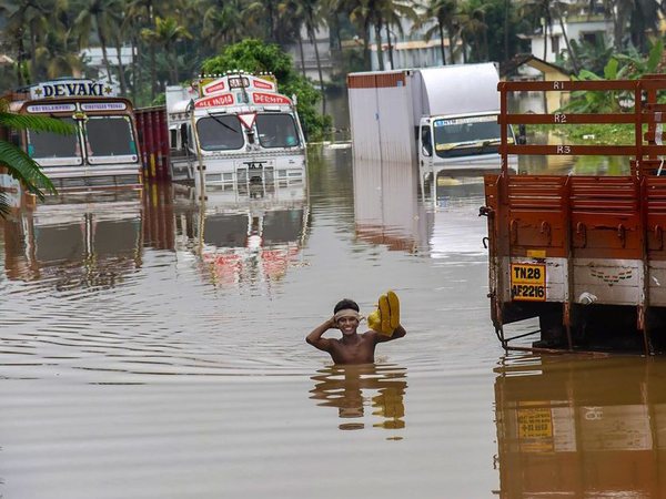 ഈദ്- ഓണപുടവകള് നല്കി